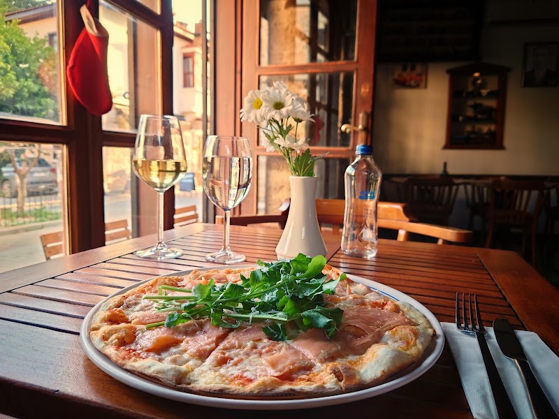 Domates salatası ve etli pizza