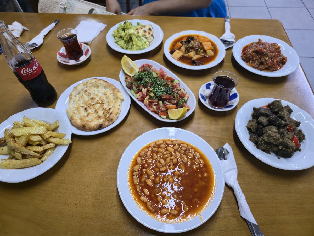 İçeceklerle beraber servelenen yemekler