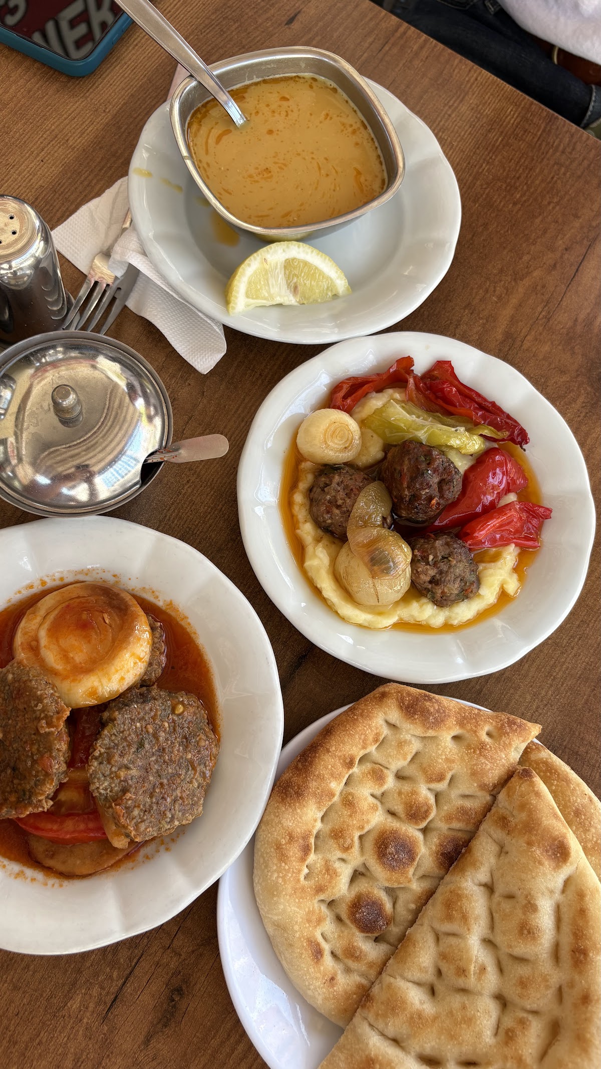 Tavuk göğsü dolması ve ekmek parçaları diye bir yemek