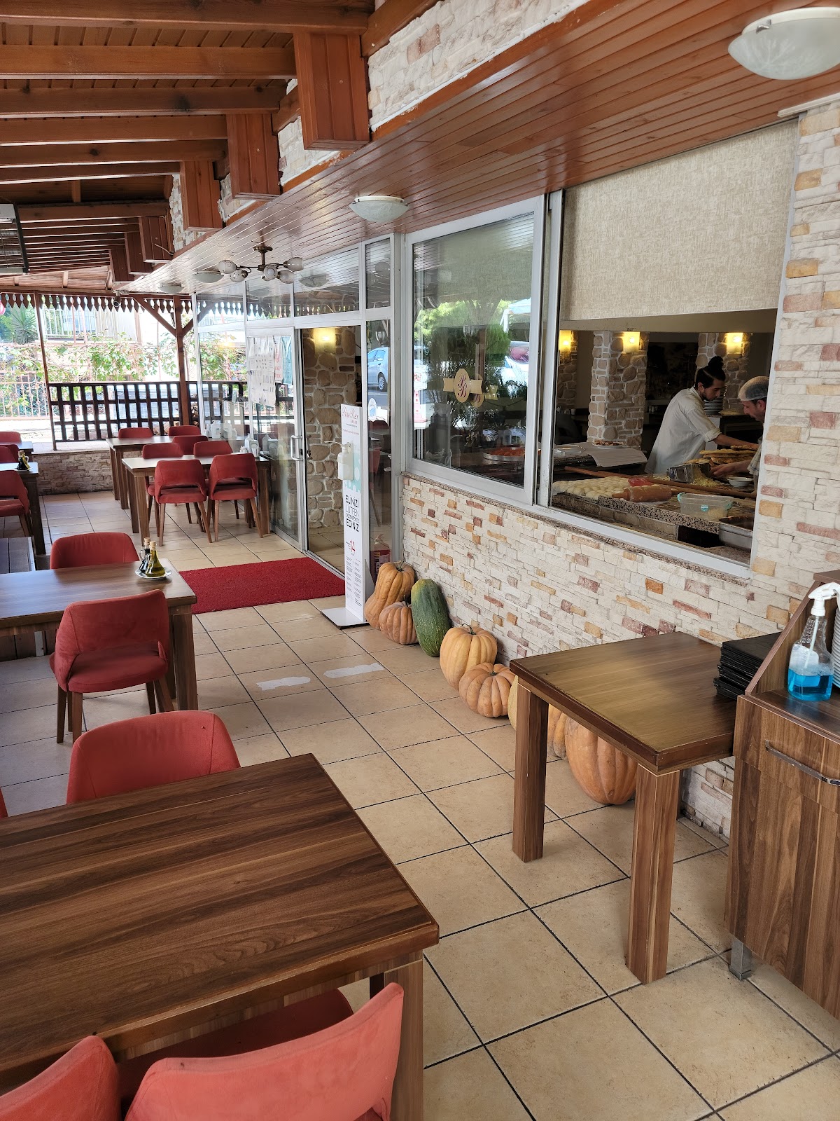 Restoran iç alan view with tables and chairs
