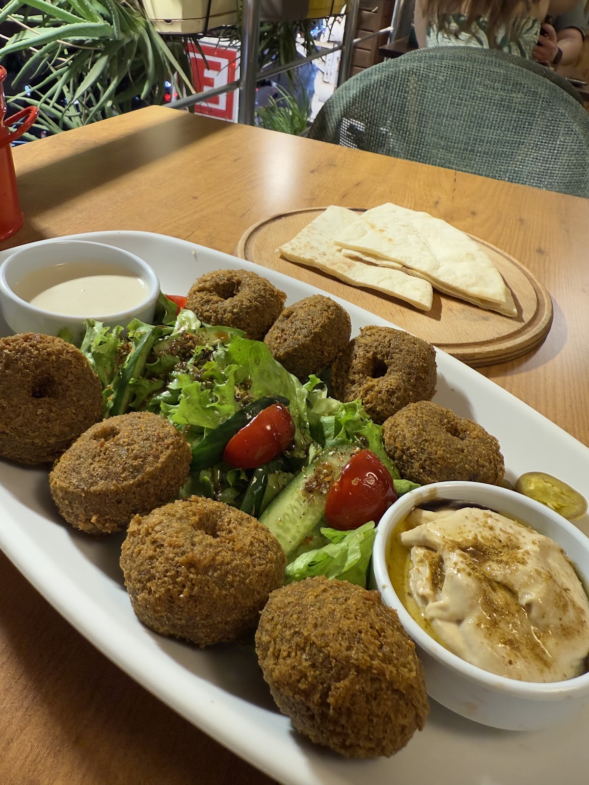Lavaşla servis edilen falafel tava
