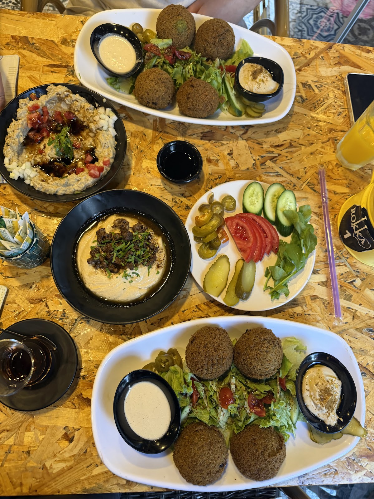 Tabak halinde servis edilmiş falafel salatası