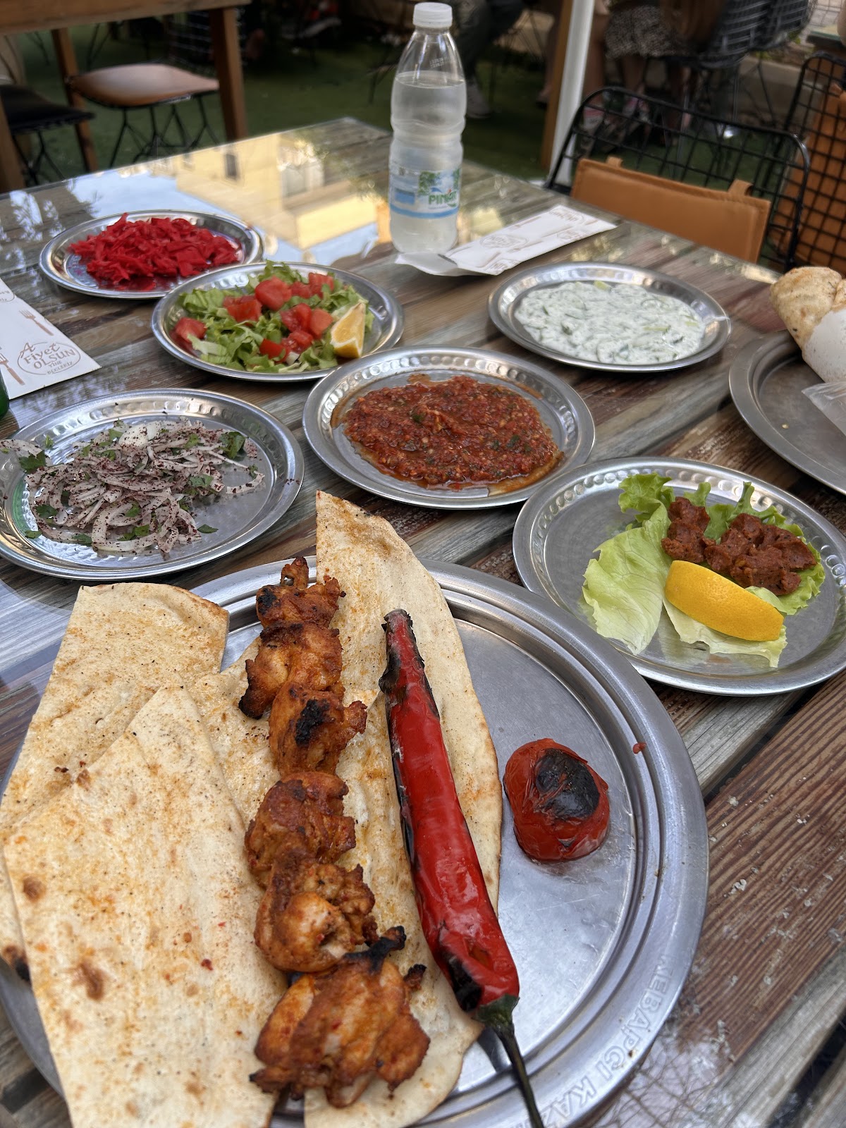 Kebab ve yemeklerle dolu pişirme pırasa